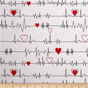 Pu&ograve; includere: Tessuto bianco con un motivo ripetuto di linee ECG nere e cuori rossi. Il tessuto ha un motivo a griglia.