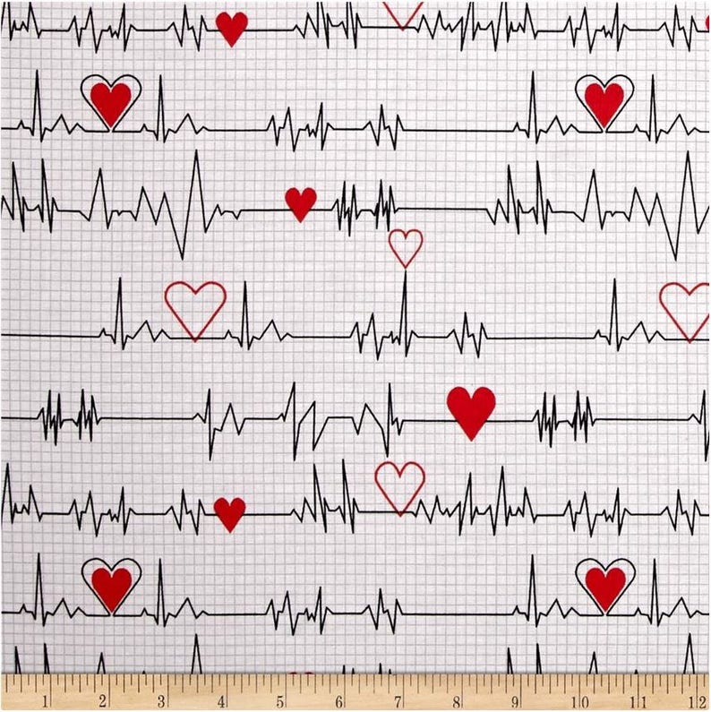 Pu&ograve; includere: Tessuto bianco con un motivo ripetuto di linee ECG nere e cuori rossi. Il tessuto ha un motivo a griglia.