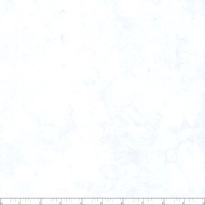 Puede incluir: Tela blanca con un sutil patr&oacute;n veteado. El dise&ntilde;o presenta suaves remolinos y texturas de color azul claro, creando un aspecto delicado y et&eacute;reo. La tela se utiliza probablemente para ropa o decoraci&oacute;n del hogar.