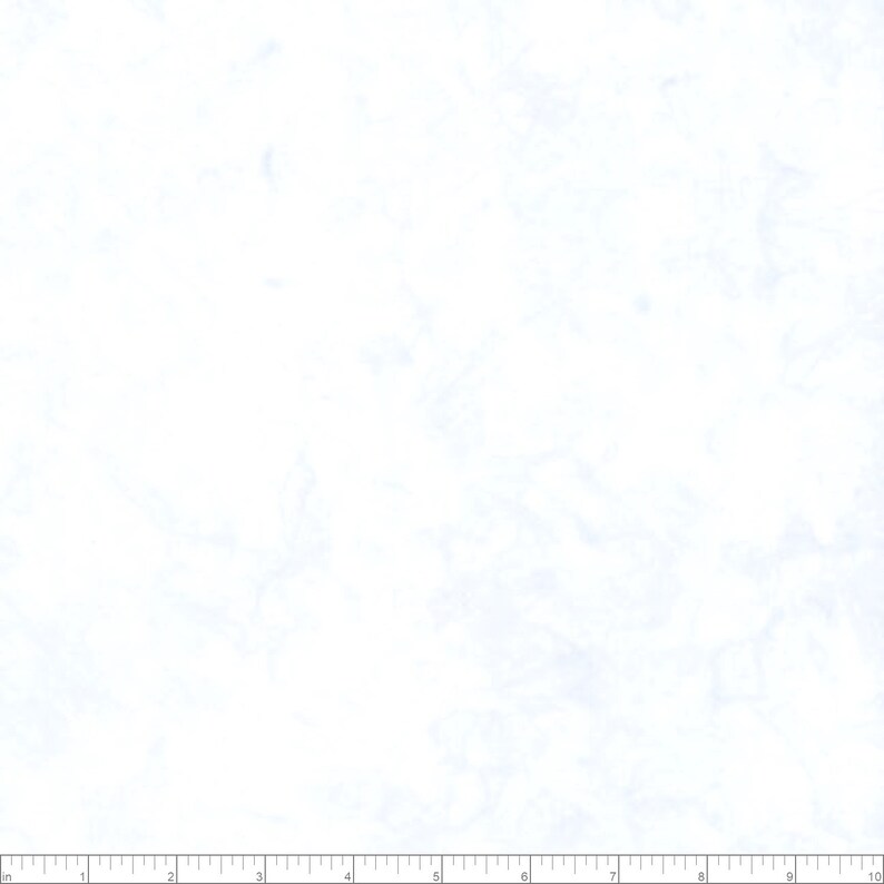 Puede incluir: Tela blanca con un sutil patr&oacute;n veteado. El dise&ntilde;o presenta suaves remolinos y texturas de color azul claro, creando un aspecto delicado y et&eacute;reo. La tela se utiliza probablemente para ropa o decoraci&oacute;n del hogar.