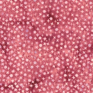 Puede incluir: Una muestra de tela con un fondo de color rosa intenso y una textura moteada similar a la acuarela. La superficie está cubierta por un patrón denso y repetitivo de pequeñas estrellas de cuatro puntas de color rosa claro y puntos.