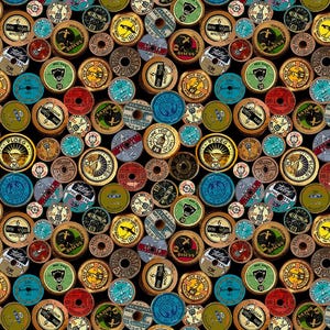 以下が含まれることがあります： カラフルなラベルとテキストが付いたヴィンテージの木製スプールのコレクションのクローズアップ。スプールはランダムなパターンで配置されており、鳥、花、幾何学的な形など、さまざまなデザインが施されています。ラベルのテキストには、「カラー」、「ディスク」、「プロエ」、「ハチの巣」などの単語が含まれています。