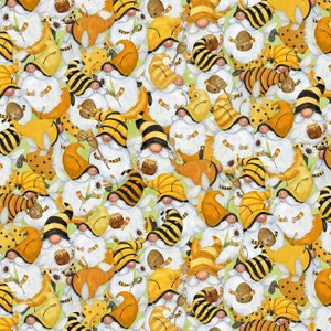Puede incluir: Un patrón repetido de gnomos con trajes de abeja. Los gnomos se representan en varias poses, algunos sosteniendo tarros de miel, otros con las alas extendidas. El fondo es de color verde claro con acentos amarillos y blancos.