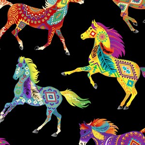 Puede incluir: Patrón repetido de caballos coloridos sobre fondo negro. Los caballos están decorados con diseños geométricos y de plumas en tonos rojos, amarillos, azules y morados. Los caballos están en varias poses, algunos con las patas levantadas.