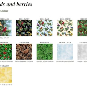 Puede incluir: Un cat&aacute;logo de productos con muestras de tela con dise&ntilde;os de p&aacute;jaros y bayas. Las muestras incluyen varios colores y patrones, como cardenales rojos, pi&ntilde;as y acebo. El texto "birds and berries" y el nombre del dise&ntilde;ador est&aacute;n en la parte superior.