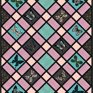 Puede incluir: Un edredón decorativo con un patrón repetitivo de mariposas y formas de diamante. El diseño incorpora cuadrados turquesa, rosa y gris, con mariposas de varios colores. El edredón tiene un borde negro con un patrón sutil.