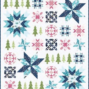 Peut inclure: Un motif de courtepointe présentant une variété de motifs d'hiver, notamment des flocons de neige, des étoiles et des sapins. La courtepointe est réalisée dans des tons de bleu, vert, rose et blanc.