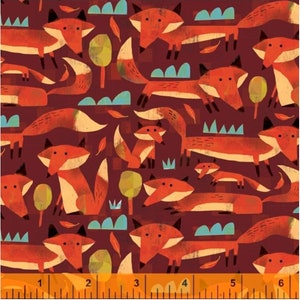 Pu&ograve; includere: Un tessuto rosso con un motivo ripetuto di volpi arancioni su uno sfondo rosso scuro. Le volpi sono stilizzate e hanno un aspetto geometrico. Ci sono anche piccole forme blu e verdi sparse sul tessuto.