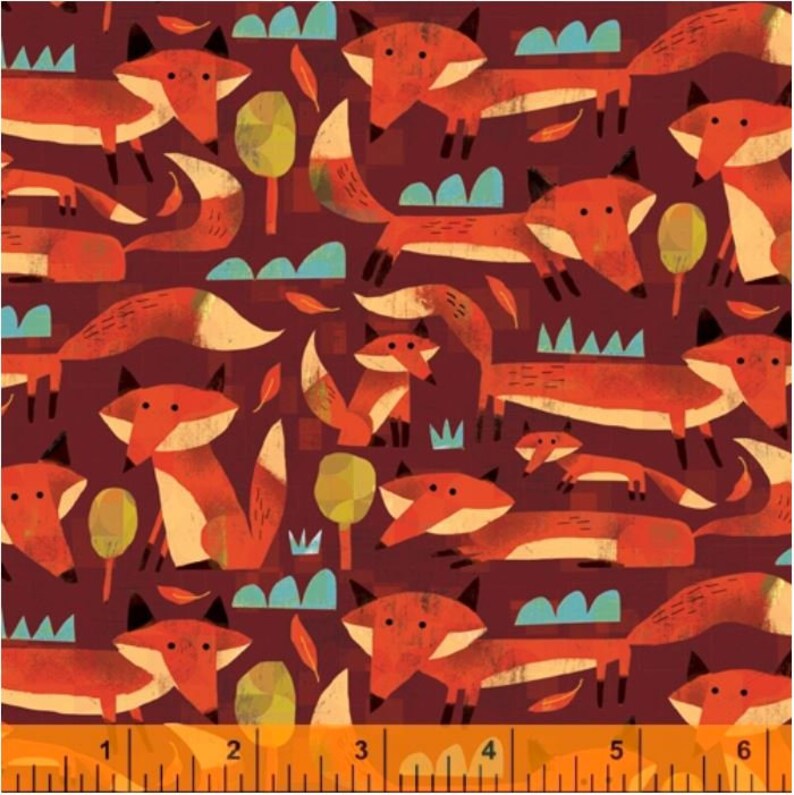 Pu&ograve; includere: Un tessuto rosso con un motivo ripetuto di volpi arancioni su uno sfondo rosso scuro. Le volpi sono stilizzate e hanno un aspetto geometrico. Ci sono anche piccole forme blu e verdi sparse sul tessuto.