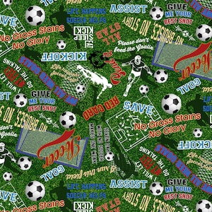 Puede incluir: Una tela verde y blanca con temática de fútbol con un patrón repetido de balones de fútbol, porterías y texto. El texto incluye frases como "No Gross Stains", "Give Me Your Best Shot", "We All Need Goals", "Red Card", "Assist", y "Life Happens Soccer Helps".