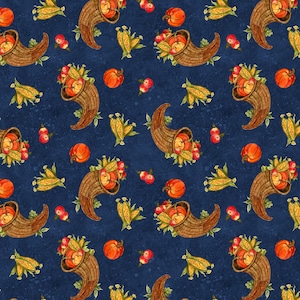 Puede incluir: Patrón repetido con cuernos de la abundancia marrones llenos de calabazas y manzanas, junto con mazorcas de maíz y calabazas y manzanas individuales. El fondo es azul oscuro con una apariencia texturizada. El diseño evoca un tema de cosecha.