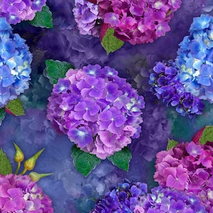 Puede incluir: Patrón sin costuras con flores de hortensia en tonos morados y azules, acentuadas por hojas verdes. El diseño floral se establece sobre un fondo texturizado, morado oscuro, creando un diseño visualmente rico y detallado, ideal para tela o papel pintado.