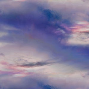 Puede incluir: Imagen abstracta de un cielo nublado, principalmente en tonos morados, azules y rosas. Los colores se mezclan a la perfección, creando un efecto suave y onírico. La imagen evoca una sensación de paz y tranquilidad, ideal para fondos o diseños artísticos.