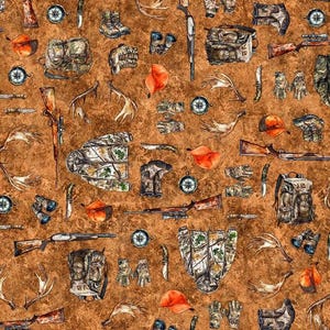 Puede incluir: Patrón repetitivo de ilustraciones temáticas de caza sobre un fondo marrón. El diseño incluye rifles, cuchillos, brújulas, binoculares, guantes, sombreros, mochilas, botas y cornamentas, todo en un estilo artístico detallado.