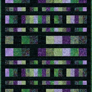 Puede incluir: Una colcha con fondo negro y un patrón de cuadrados verdes, morados y blancos. Los cuadrados están dispuestos en filas horizontales, cada fila con un patrón diferente.