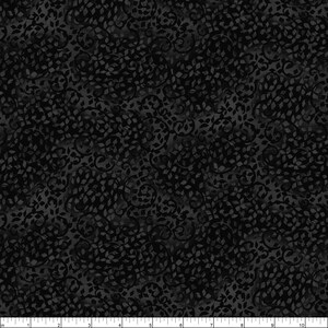 以下が含まれることがあります： 小さな暗い灰色の葉と渦巻きが繰り返されるパターンを持つ黒い布地