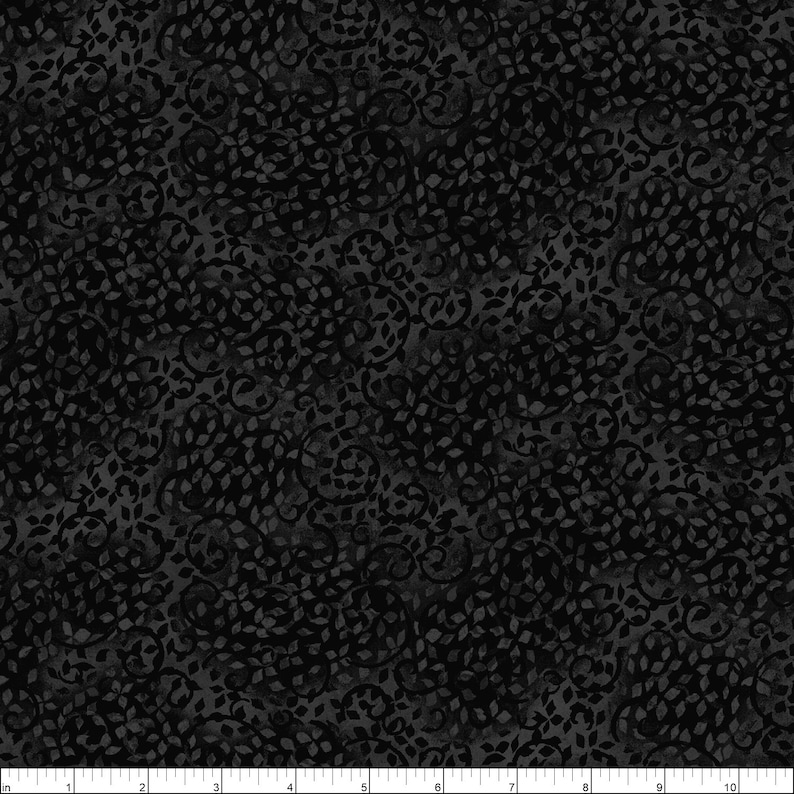 以下が含まれることがあります： 小さな暗い灰色の葉と渦巻きが繰り返されるパターンを持つ黒い布地