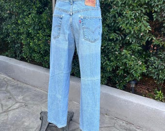 Vintage 2002 Levi’s 550 Relaxed Straight Leg Jeans Medium Light Wash Distressed
