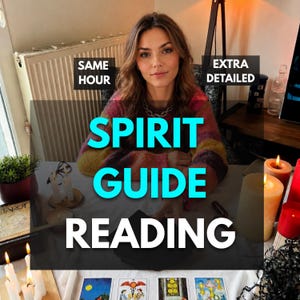 Könnte beinhalten: Eine Person in einem mehrfarbigen Strickpullover sitzt an einem Tisch mit Tarotkarten, brennenden Kerzen und einer kleinen Topfpflanze. Textüberlagerungen zeigen SAME HOUR, EXTRA DETAILED und SPIRIT GUIDE READING.