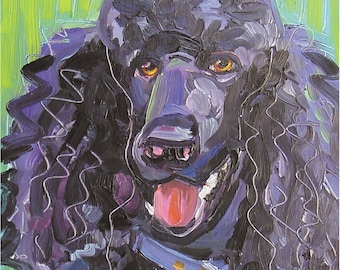 Puede incluir: Un caniche estándar negro con una corona en la cabeza, pintado en un estilo abstracto y colorido. El perro lleva un collar azul con una hebilla dorada. El fondo es verde vibrante.
