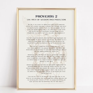 Puede incluir: Una impresión de arte de pared imprimible con un marco dorado que presenta un fondo beige con una ilustración en blanco y negro de un ángel con una cita de Proverbios 2 sobre el camino de la sabiduría y la protección. El texto dice "Proverbios 2 El Camino de la Sabiduría y la Protección".