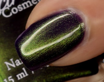 Vernis à ongles duochrome SOUR RAIPES, changement de couleur du vert au violet