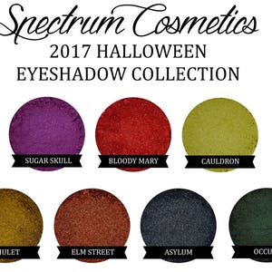 以下が含まれることがあります： ハロウィーンをテーマにした名前と色のついたアイシャドウパレット8個セット。パレットは4個ずつ2列に並べてあり、各パレットの前面には「シュガースカル」「ブラッディマリー」「ケルドロン」「アミュレット」「エルムストリート」「アサイラム」「オカルティック」「パンプキンパイス」という名前が表示されています。