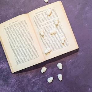 Dragons Hunter Wax Melts – Handmade Skull Shaped Soy Wax Melts, Bold Patchouli & Incense Scent, Natural, Eco Friendly, Unique Halloween Gift