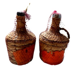 Bottiglie vintage in vimini, articoli da bar Dalmau Hermanos Tarragona, accessori da bar rustici di metà secolo, rare bottiglie di liquore spagnole del 1956