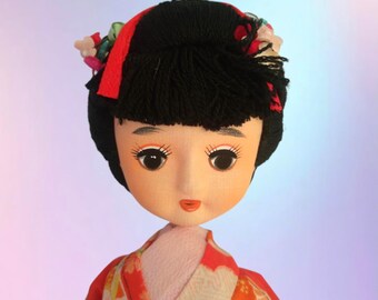 Bambola giapponese vintage in posa, bambola geisha Sakura in seta, anni '60 / bambola in tessuto kimono tradizionale di metà secolo con supporto