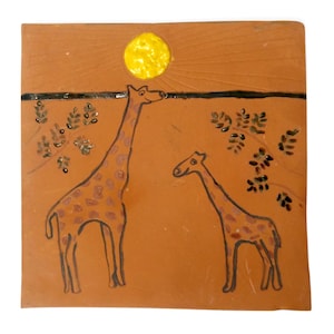 Vintage-Terrakottafliese, handgefertigt – handbemalte Keramikplakette mit Giraffe und Sonne – rustikale Boho-Studiokeramik – Wanddekoration im Safari-Stil fürs Kinderzimmer