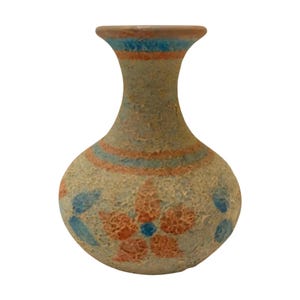 Op de afbeelding: Een kleine, decoratieve vaas met een textuuroppervlak. De vaas heeft een afgeronde body en een smalle hals. Hij is beschilderd met een bloemenontwerp in oranje en blauw, met blauwe en oranje banden rond de hals. De rand is bruin.