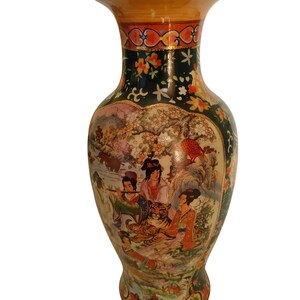 Pu&ograve; includere: Un vaso decorativo in ceramica, alto, con un corpo largo e un collo stretto. Il vaso presenta una pittura dettagliata e colorata di una scena asiatica tradizionale con figure, animali ed elementi floreali. Il bordo e la base hanno motivi decorativi.
