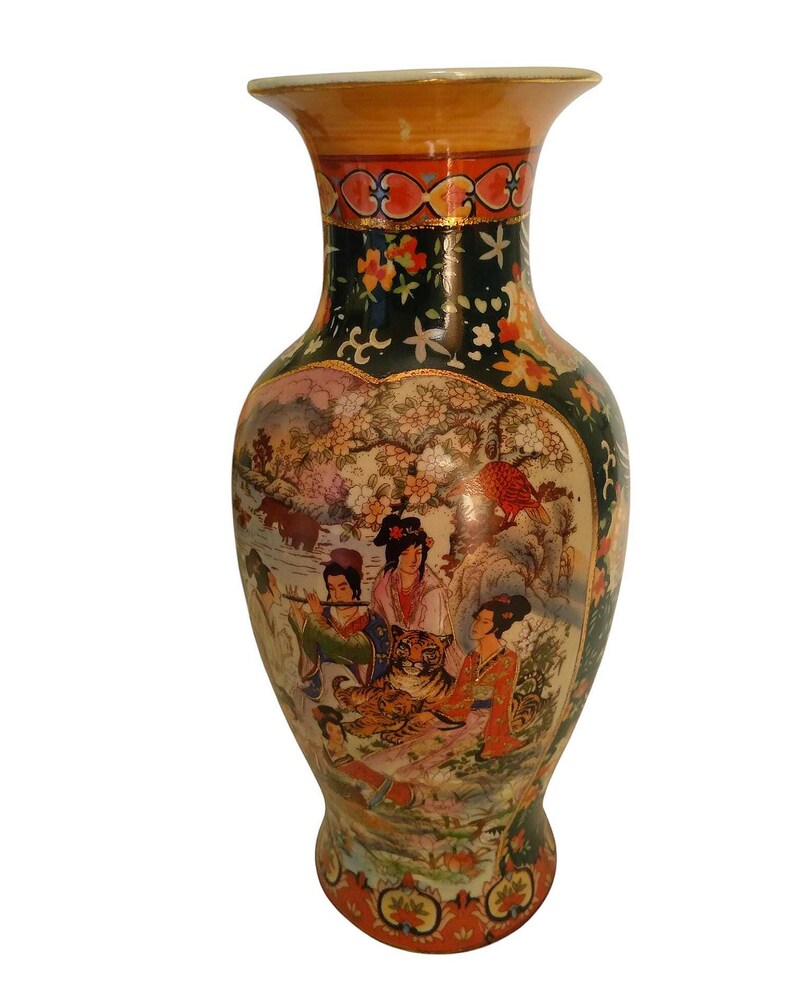 Pu&ograve; includere: Un vaso decorativo in ceramica, alto, con un corpo largo e un collo stretto. Il vaso presenta una pittura dettagliata e colorata di una scena asiatica tradizionale con figure, animali ed elementi floreali. Il bordo e la base hanno motivi decorativi.