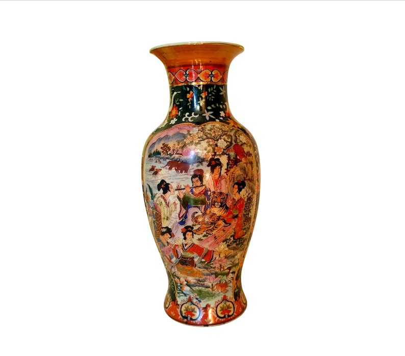 Pu&ograve; includere: Un vaso in ceramica alto e ornato con una base ampia e un bordo svasato. Il vaso presenta una scena dettagliata e colorata di figure in abiti tradizionali, con una tigre ed elementi paesaggistici. Il bordo &egrave; arancione e il collo &egrave; verde scuro.