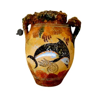 Puede incluir: Una ánfora antigua pintada a mano con un diseño de delfín. La vasija de cerámica presenta un fondo amarillo-anaranjado con un delfín negro y blanco, y otra vida marina. El ánfora tiene dos asas y un borde oscuro y texturizado.