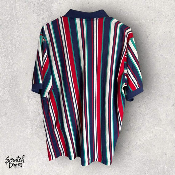 Polo a righe vintage anni '90: abbigliamento maschile retrò Y2K