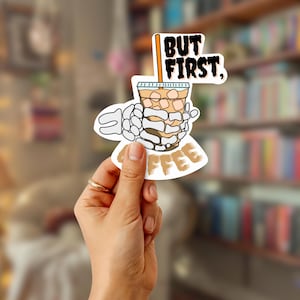 &quot;Skelett Kaffee Aufkleber - &quot;&quot;But First, Coffee&quot;&quot; Halloween Iced Latte Vinyl - Gruseliges Geschenk für Kaffeeliebhaber - Wasserfest | 2 &quot;oder 3&quot; Größe