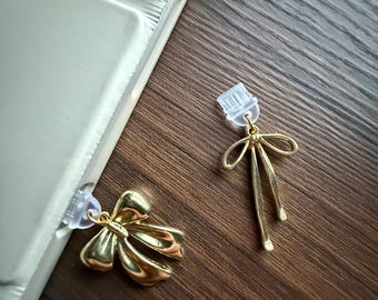 Accesorio para Kindle con lazo de cinta dorada Coquette: tapón antipolvo tipo C