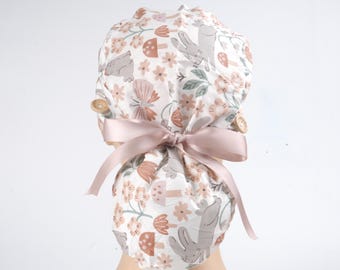 Gorro quirúrgico con cola de caballo rosa con flores de conejito: banda para el sudor en la frente y botones laterales, Pascua