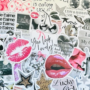 Puede incluir: Un collage de pegatinas con una variedad de diseños. Se incluyen pegatinas con las palabras "You look lovely!", "Lucky Girl" y "New York is calling you!". Otras pegatinas presentan labios, bolas de discoteca, cerezas y estrellas.