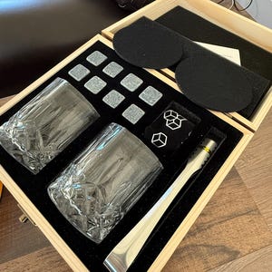 Gravierte Holzkiste Whiskygläser Set: Bourbon Scotch Geschenk