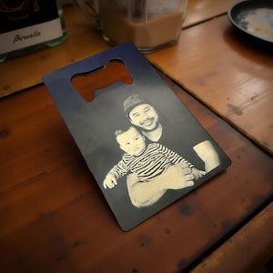 Abridor de garrafas com foto personalizado – Cartão de metal gravado | Presente personalizado para pai, comemoração, aniversário, padrinhos