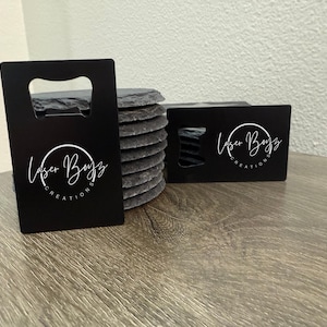 Abridor de botellas de cartón negro mate: abridor de cerveza de acero inoxidable del tamaño de una billetera / herramienta de barra grabada personalizada, regalo para padrinos de boda, regalo para calcetines