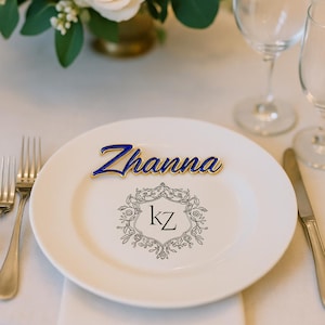 Personalisierte 21 cm oder 20 cm große weiße Keramik – Hochzeitsteller mit Gravur – Name des Gastes & Andenken an die Tischdekoration