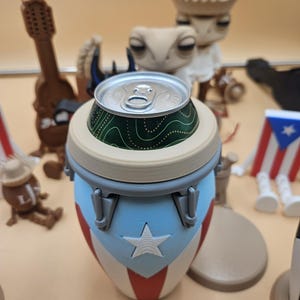 Puede incluir: Un juego de tres tazas de cerámica con un acabado mate moteado. Las tazas son de color crema, gris claro y gris oscuro. Cada taza tiene un diseño simple y minimalista, ideal para café o té.