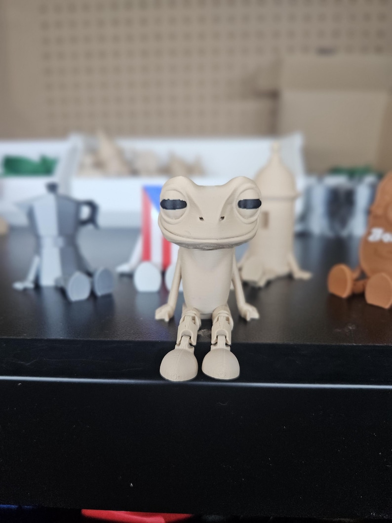 Cute and poseable coquí inspired by Puerto Rico’s iconic frog. Made of durable PLA plastic with articulated legs. Great as a gift, decoration, or collectible.

Size: 2 inches

Material: PLA plastic

Color: Sand/beige

3D printed


Coquí Impreso en 3D – 2” de Alto

Tierno coquí articulado inspirado en el símbolo de Puerto Rico. Hecho de plástico PLA resistente. Perfecto como regalo, decoración o colección.

Tamaño: 2 pulgadas

Material: Plástico PLA

Color: Arena/beige

Impreso en 3D