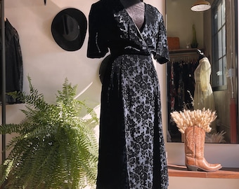 Vestido antiguo vintage de terciopelo desgastado negro
