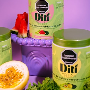 Puede incluir: Tres envases cilíndricos verdes y rosas de polvo de frutas y verduras Diti by Fit Juice, con texto y una rodaja de sandía. Media fruta de la pasión, rodajas de pepino y col rizada en primer plano.
