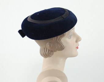 1950s navy blue fur felt saucer hat by Mr Walter Designed by Walter Florell Size 22